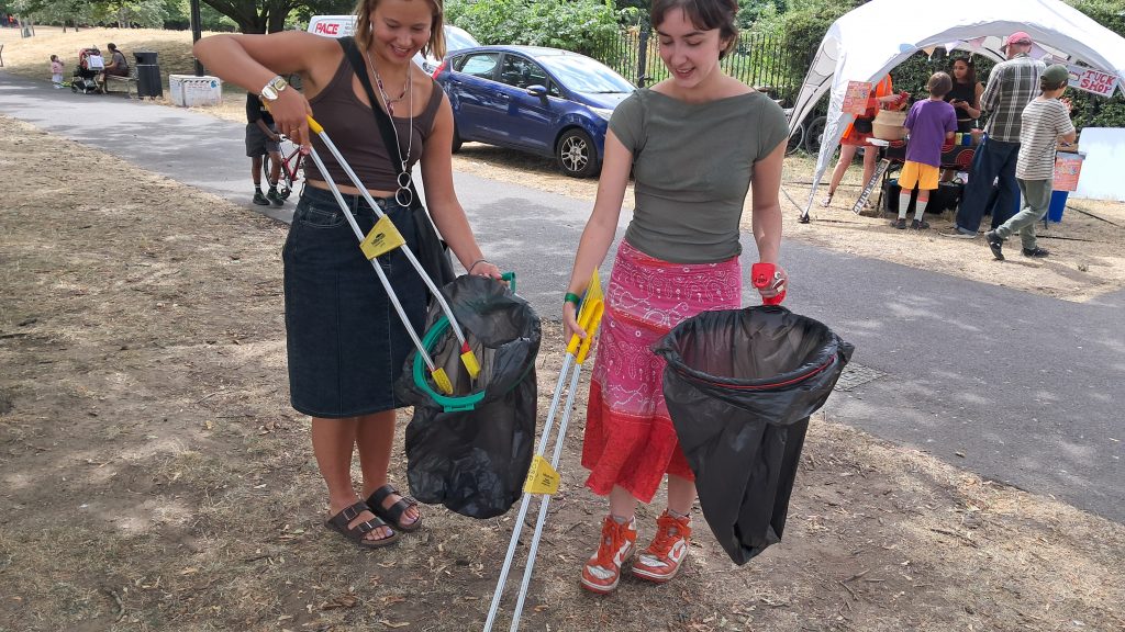 Volunteers x 2 litterpic at the Making Our Neighbourhood event 